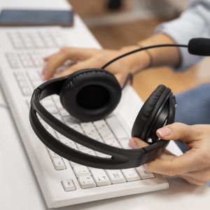 mujer que trabaja en un centro de atencion telefonica con un par de auriculares