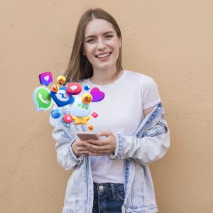 tiro medio mujer tenencia telefono inteligente